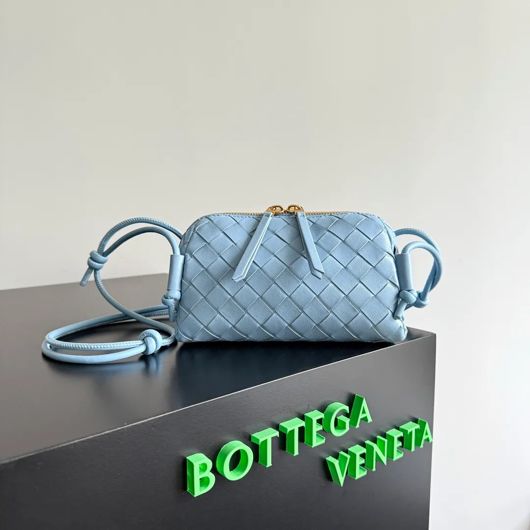 Batch 1260 BV new mini bag ceiling Bottegaveneta new Concert Pouch bag is small and has a large capacity. It can hold a Pro max mobile phone. The shoulder strap is adjustable for cross-body carry. It is very cost-effective when carried on one shoulder. The latest small bag in autumn has a lot of capacity. It can hold 4 short clips. I also tried it and it can hold one of my fists. It is cute, the capacity is touching and the length of the shoulder strap is adjustable for daily commuting. Full score 10 #bv woven bag Style number: 794258 Size: 18.5*11.5*8.5cm
